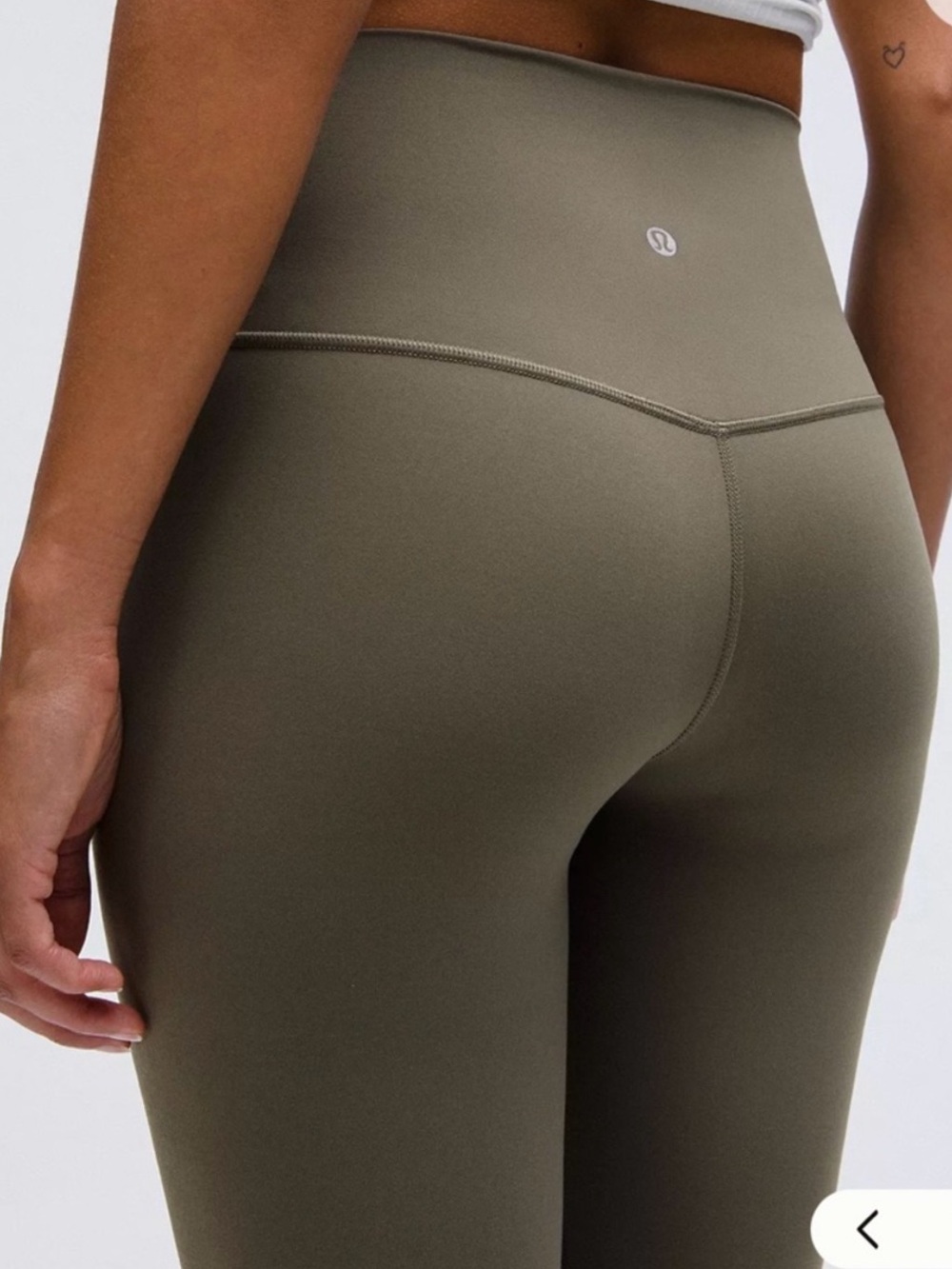 NWT 🍋 Lululemon 🍋  Align 25” size 4
Army  green
